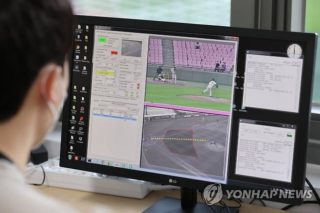 '로봇심판'의 판정은? KBO 퓨처스리그에서 시범 운영하는 자동 볼 판정 시스템. [연합뉴스 자료사진]
