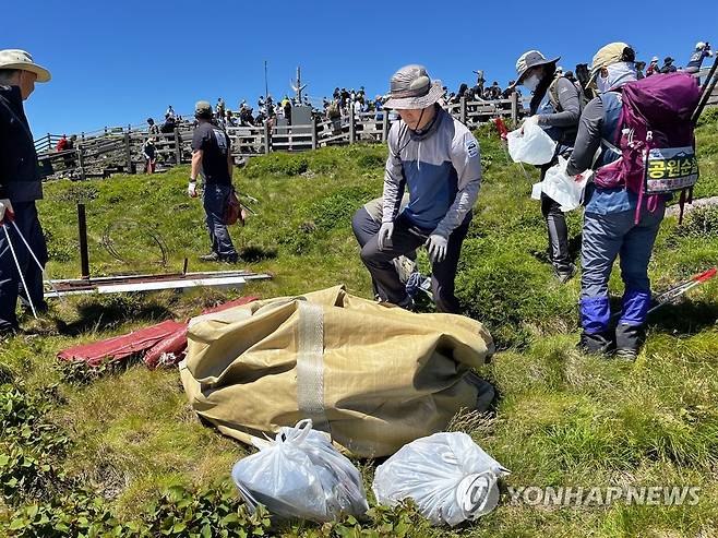 한라산 백록담 환경정비 (제주=연합뉴스) 1일 한라산 백록담 일대에서 제주도 세계유산본부 한라산국립공원관리소 직원들이 쓰레기를 줍는 등 환경 정비 작업을 하고 있다. 2022.7.1 koss@yna.co.kr