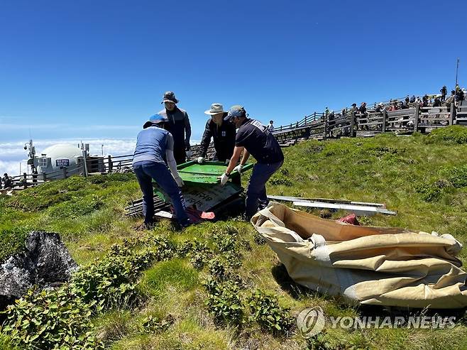 한라산 백록담 환경정비 (제주=연합뉴스) 1일 한라산 백록담 일대에서 제주도 세계유산본부 한라산국립공원관리소 직원들이 쓰레기를 줍는 등 환경 정비 작업을 하고 있다. 2022.7.1 koss@yna.co.kr