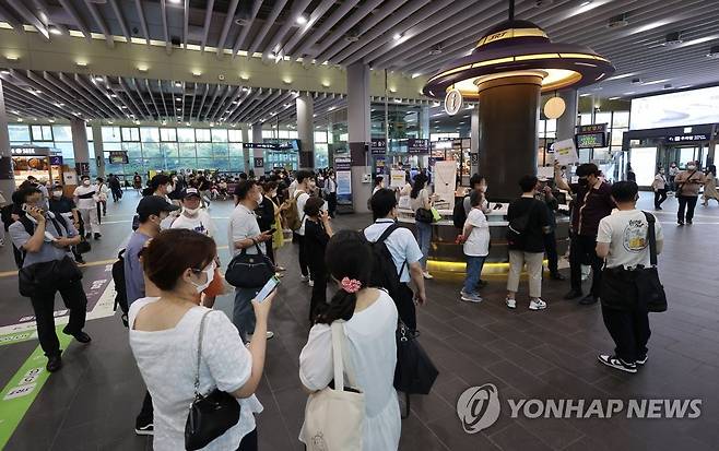 '열차 탈선' 열차 출발 기다리는 승객들 (서울=연합뉴스) 류영석 기자 = 부산역을 출발해 서울 수서역으로 가던 SRT 열차가 대전조차장역 인근에서 탈선한 가운데 1일 오후 서울 강남구 SRT 수서역에서 승객들이 열차 지연으로 대기하고 있다.
     2022.7.1 ondol@yna.co.kr