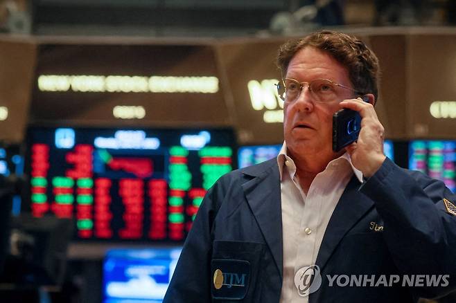 NYSE 입회장에 근무하는 직원의 모습