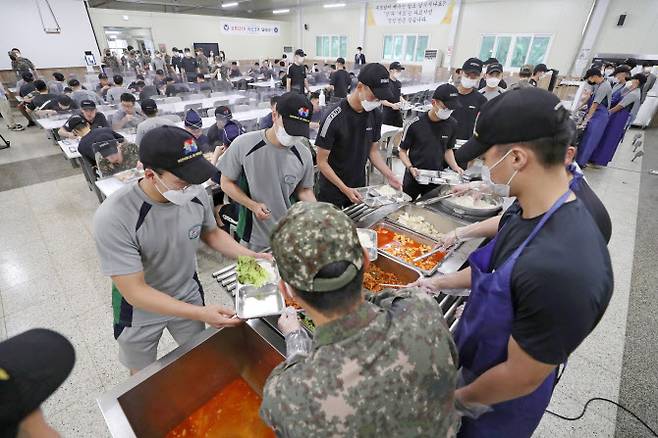 육군 9사단 참독수리대대원들이 배식을 받고 있다. (사진=국방일보)