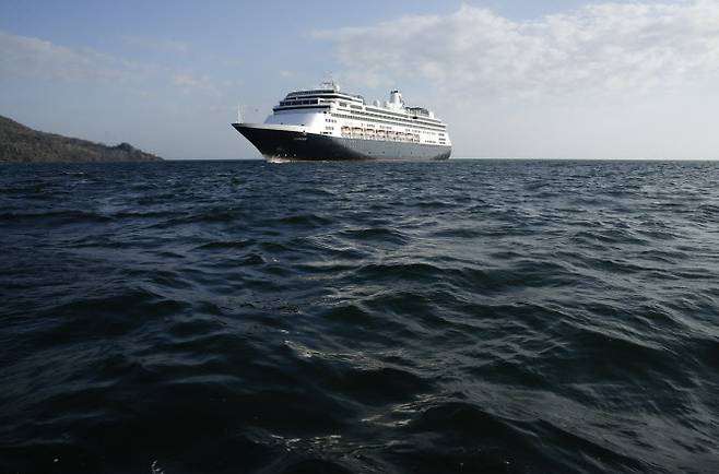 한 크루즈선이 파나마 인근 해상에서 운항하고 있는 모습. (사진=뉴시스)