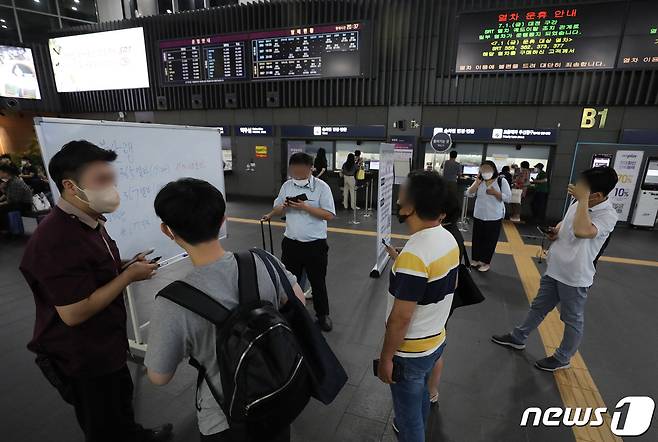 1일 오후 서울 강남구 SRT수서역에서 관계자가 지연 운행 관련 안내를 하고 있다. 이날 부산에서 수서역으로 향하던 SRT 열차가 대전조창역 인근에서 탈선하는 사고가 발생해 11명이 부상을 입었다, 국토부와 한국철도공사는 복구 작업과 함께 사고 원인을 조사중이다. 2022.7.1/뉴스1 © News1 박세연 기자