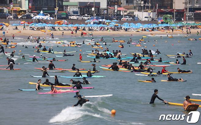 부산 해운대구 송정해수욕장을 찾은 시민들이 물놀이를 즐기고 있다. 2021.8.4/뉴스1 © News1