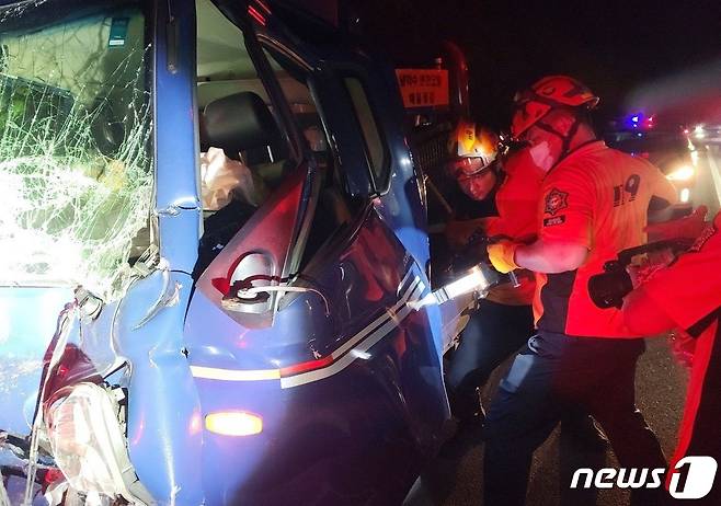 중부내륙고속도로 괴산나들목 인근 교통사고.(괴산소방서 제공)© 뉴스1