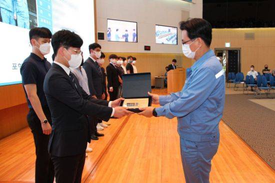 포스코 포항제철소는 지난달 30일 본사 대회의장에서 이백희 포항제철소장(오른쪽)이 품질기술부 권우석 사원(왼쪽)에게 기념패를 수여하고 있다.