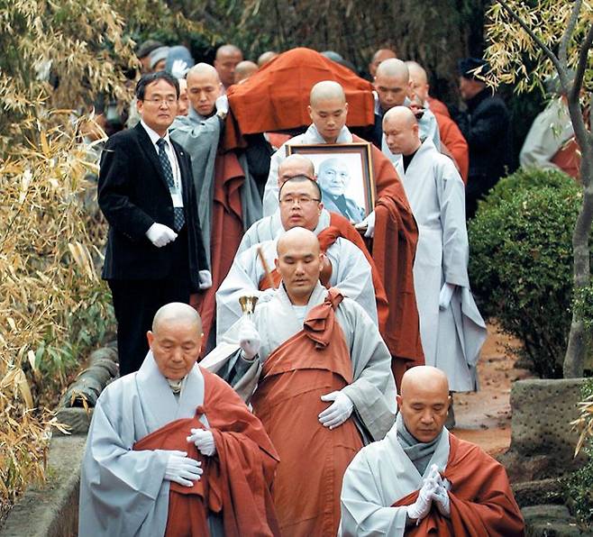 유재철씨와 스님들이 2010년 서울 길상사에서 입적한 법정 스님을 운구하고 있다.