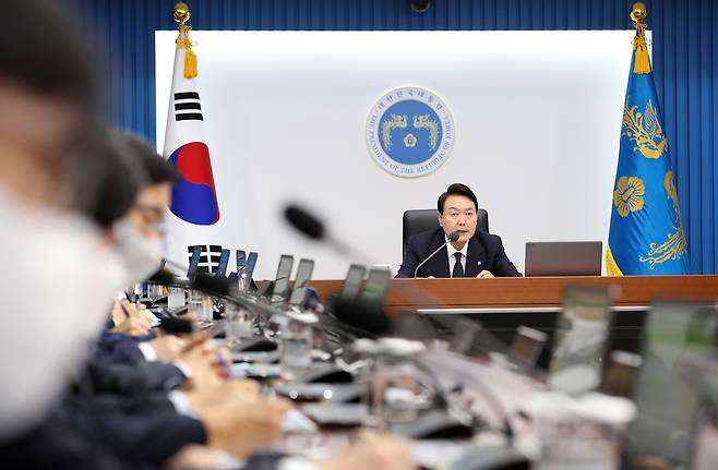 윤석열 대통령이 지난 6월 21일 서울 용산 대통령실 청사 영상회의실에서 열린 국무회의에서 모두발언을 하고 있다. /뉴스1