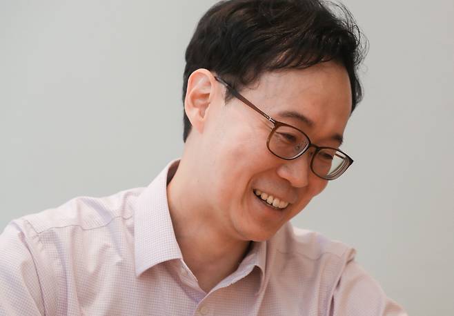 상처의 인장 없이 오직 경청과 노력만으로 타인의 아픔을 아름다움으로 끌어올리는 치유자./사진=고운호 기자