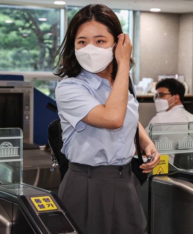 박지현 전 더불어민주당 비상대책위원장이 1일 서울 여의도 국회 의원회관에서 열린 그린벨트(민주당 청년 정치인 연대) 결과 공유 파티  용감한 여정 에 참석하고 있다. 2022.7.1/사진공동취재단