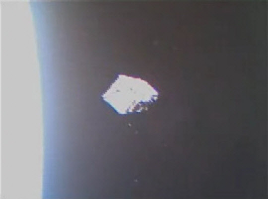 KAIST팀의 큐브위성 '랑데브'가 성능검증위성에서 사출된 모습.



과기정통부 제공