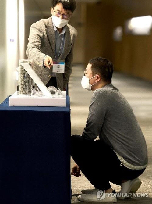 구광모 LG 회장이 28일 서울 강서구 마곡 LG사이언스파크를 방문, 직원으로부터 촉매를 활용해 탄소를 저감하는 기술에 관해 설명을 듣고 있다. <LG 제공=연합뉴스>