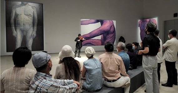 전남도립미술관에서 열리고 있는 박치호 개인전 'Big Man: 다시 일어서는 몸'