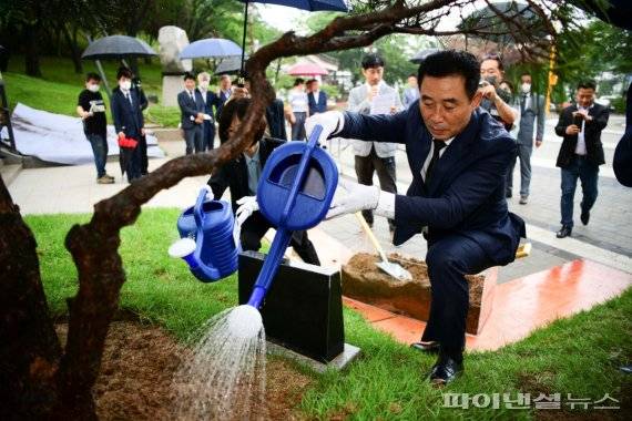 민선8기 백영현 포천시장 1일 취임 기념식수. 사진제공=포천시