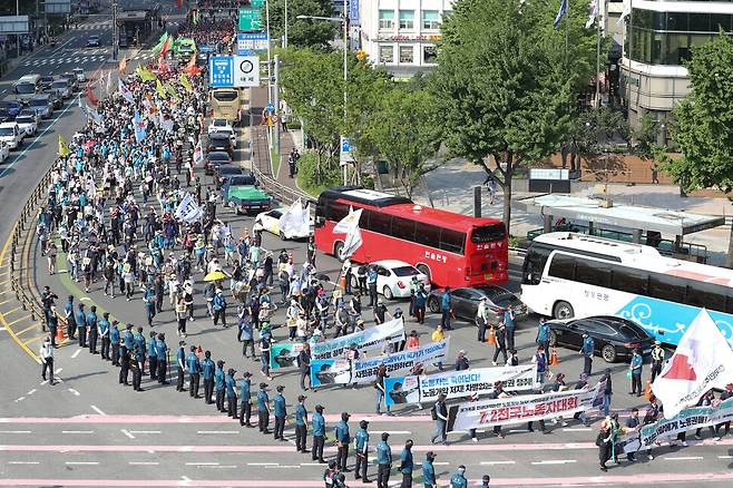 민주노총 조합원들이 2일 오후 서울 시청 앞 서울광장과 세종대로 등에서 전국노동자대회를 한 뒤 서울역을 지나 삼각지역 방향으로 행진하고 있다. 김정효 기자 hyopd@hani.co.kr