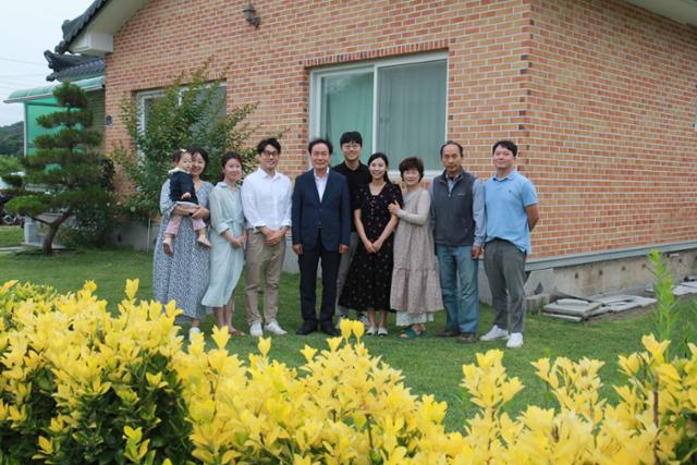 김주수(왼쪽 네번째) 의성군수가 황윤환 대표의 집을 방문해서 기념촬영을 하고 있다. 박상은 기자