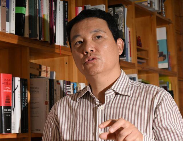 '짱깨주의의 탄생'의 저자 김희교 광운대 교수가 29일 서울 월계동 교수 연구실에서 인터뷰를 하고 있다. 왕태석 선임기자