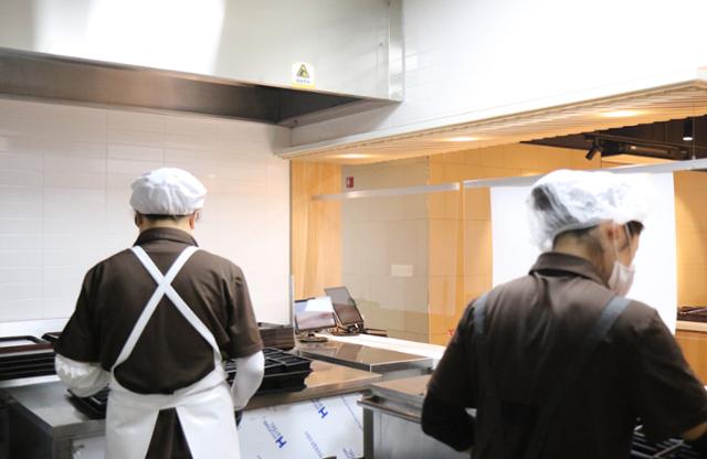 21일 서울 마포구 소재의 한 급식장 조리실에서 조리원들이 점심 식사 배식을 준비하고 있다. 이소라 기자