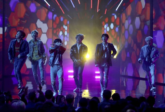 2017년 11월 19일 미국 로스앤젤레스 아메리카 뮤직 어워즈에서 'DNA' 퍼포먼스를 선보이고 있는 방탄소년단(BTS). 로스앤젤레스=AP 연합뉴스
