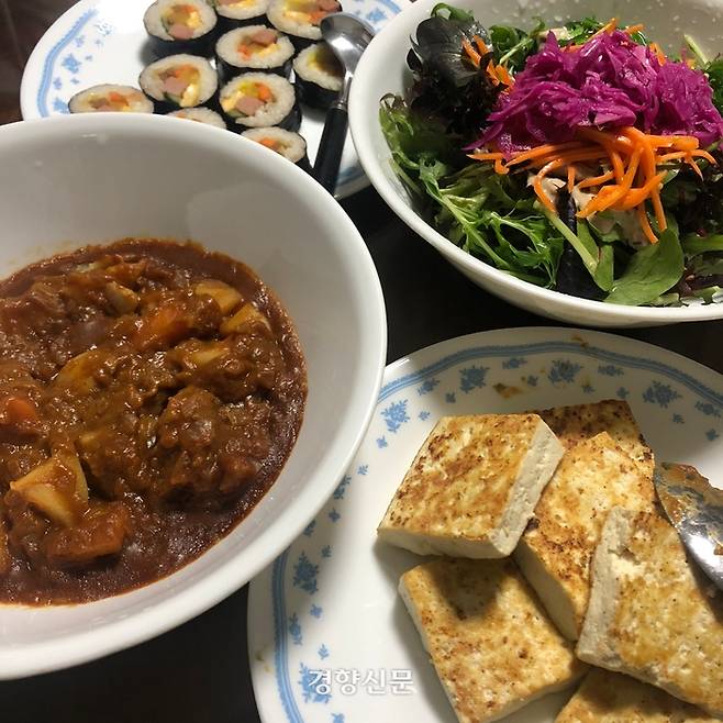 슬기님의 밥상. 미리 한 솥 끓여둔 카레에 두부와 샐러드를 곁들여 만족스러웠다고 했어요.