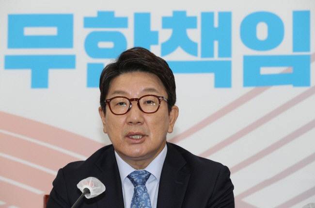 권성동 국민의힘 원내대표가 지난달 16일 국회에서 열린 최고위원회의에 앞서 모두발언을 하고 있다. 국회사진기자단