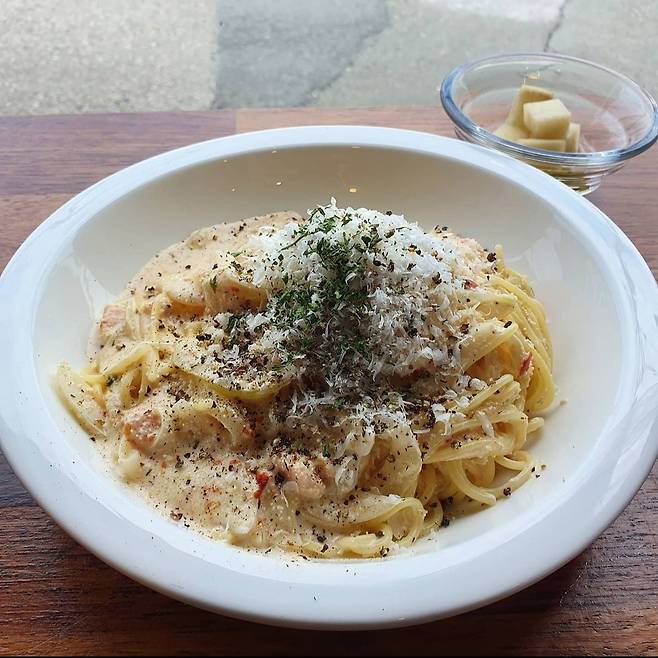 A myeongnan cream pasta dish is prepared at Ibagu Chungjeonso in Dong-gu, Busan. (Ibagu Chungjeonso)