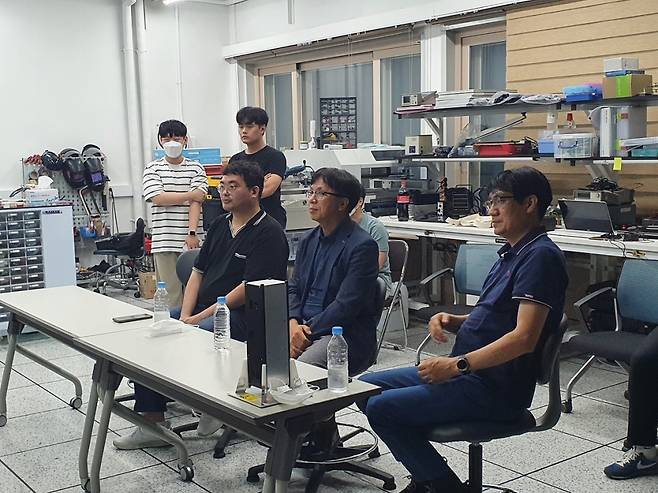 KAIST 위성 실험실 연구진이 랑데브 사출 모습을 지켜보고 있는 모습. 앉아 있는 왼쪽부터 김태호 박사생, 방효충 교수, 구인회 한국항공우주연구원 책임연구원. 뒤에 서 있는 왼쪽부터 임철수 석사생, 장유동 위촉연구원. / 사진제공=KAIST
