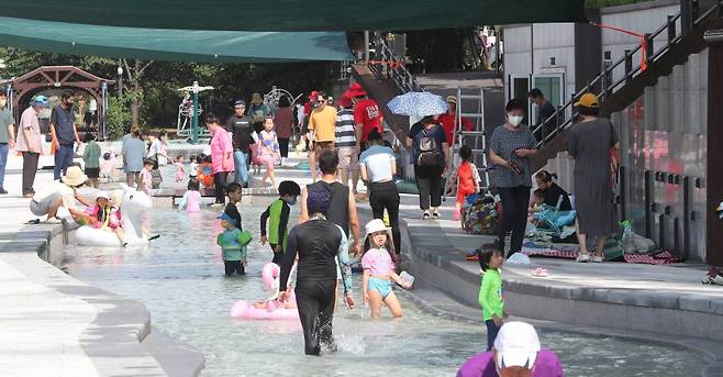 [서울=뉴시스] 배훈식 기자 = 서울 낮 최고기온 34도 등 전국 곳곳에 폭염주의보가 내려진 2일 오전 서울 송파구 성내천 물놀이장을 찾은 가족단위 나들이객들이 물놀이를 하며 더위를 식히고 있다. 2022.07.02.