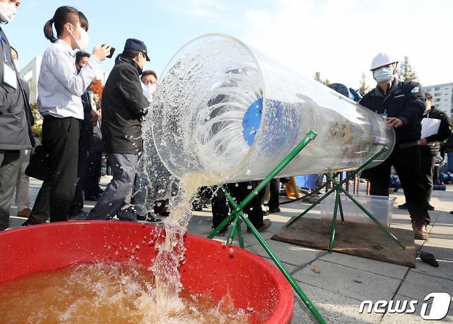 (서울=뉴스1) 황기선 기자 = 29일 오후 서울 노원구 등나무 근린공원에서 열린 '서울시 상수도 관망세척 기술경진대회'에서 참가자가 세척기술을 선보이고  있다.   서울시 상수도사업본부는 400㎜ 이상 대형 상수도관 세척 기술을 보유한 모든 업체를 대상으로 지난 4월 공모를 진행, 6개 업체가 경진대회를 참가해 오는 30일까지 장비와 공법을 설명한다. 2020.10.29/뉴스1