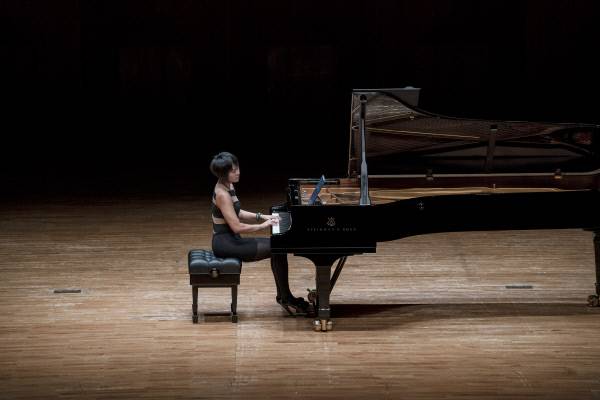 유자왕이 19일 예술의전당 콘서트홀에서 열린 독주회에서 연주하고 있다. 마스트미디어 제공