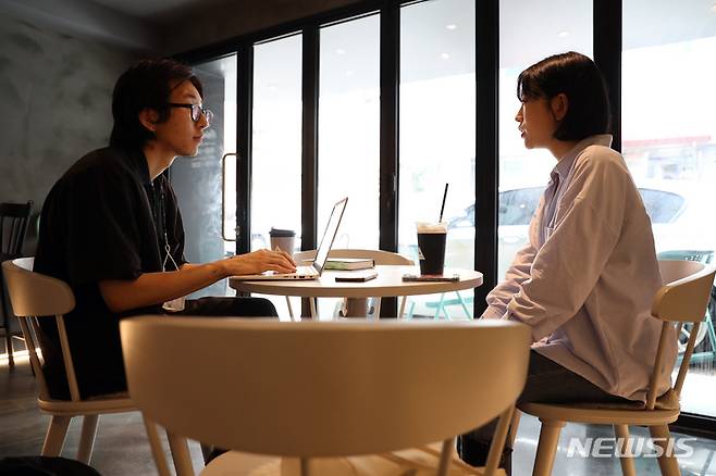 [서울=뉴시스] 박진희 기자 = 소설 '노랜드' 작가 천선란이 지난달 30일 서울 강남구 한 카페에서 뉴시스와 인터뷰 하고 있다. 2022.07.02. pak7130@newsis.com