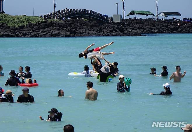 [제주=뉴시스] 오영재 기자 = 1일 오후 제주시 조천읍 함덕해수욕장을 찾은 피서객들이 물놀이를 하고 있다. 2022.07.01. oyj4343@newsis.com