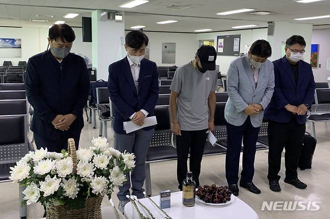 [인천=뉴시스] 이루비 기자 = 국민의힘 해양수산부 공무원 피격 사건 태스크포스(TF)는 2일 낮 12시 인천 중구 항동7가 인천항 연안여객터미널에서 고(故) 이대준씨 유족들과 함께 추모제를 갖고, 위령제 및 현장 점검을 위해 연평도로 출항했다. 왼쪽부터 TF 민간위원인 김진형 전 해군 군수사령관, 하태경 국민의힘 TF 위원장, 고(故) 이대준씨 형 이래진씨, 문경복 인천 옹진군수, 유족 측 김기윤 변호사가 묵념하고 있다. 2022.07.02. ruby@newsis.com