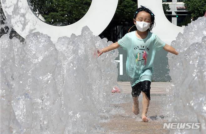 [서울=뉴시스] 김금보 기자 = 폭우가 그치고 서울 전 지역에 폭염주의보가 발효된 1일 오후 한 어린이가 서울 중구 서울광장 바닥분수에서 물놀이를 하고 있다. 2022.07.01. kgb@newsis.com