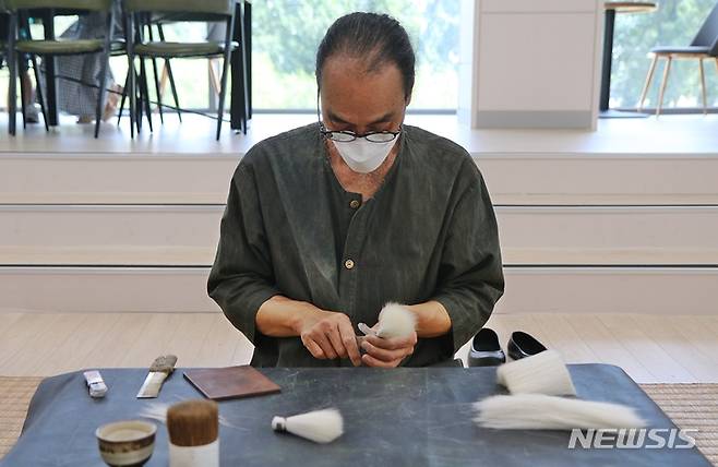 [증평=뉴시스] 강신욱 기자 = 충북도 무형문화재 유필무 필장이 2일 오후 증평군 독서왕김득신문학관에서 열린 충북도 무형문화재 증평 필장 공개행사에서 붓털 제작을 시연하고 있다. 2022.07.02. ksw64@newsis.com