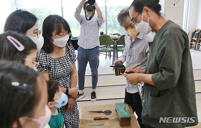 [증평=뉴시스] 강신욱 기자 = 충북도 무형문화재 유필무 필장이 2일 오후 증평군 독서왕김득신문학관에서 열린 충북도 무형문화재 증평 필장 공개행사에서 붓 제작과정을 설명하고 있다. 2022.07.02. ksw64@newsis.com