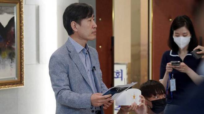 여당의 서해 공무원 사건 TF 하태경 위원장이 국방부 청사에서 기자회견을 하고 있다.