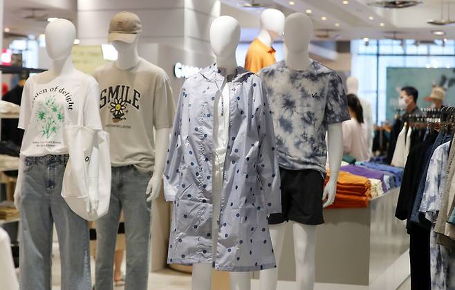 지난달 29일 오후 서울 중구 롯데백화점 패션 매장에 '레인코트'가 진열돼 있다. 뉴시스