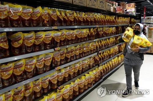 자카르타 슈퍼마켓에 진열된 식용유 [로이터=연합뉴스]