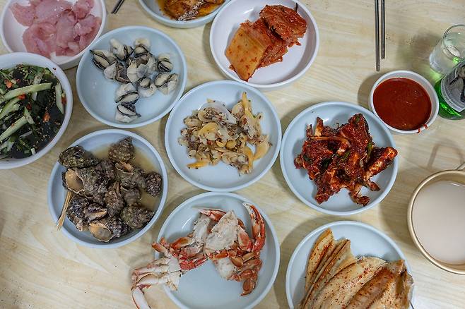 ‘홍집’의 안주상. 생선이 물릴라치면 고기가 나오고 달걀말이로 기름진 맛을 보고 나면 선어가 담백하게 나온다.ⓒ최갑수 사진작가