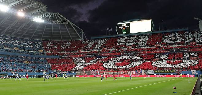 6월6일 축구 국가대표팀이 칠레와 평가전을 치른 대전월드컵경기장. 고 유상철 선수를 추모하는 카드섹션이 진행됐다. ⓒ연합뉴스