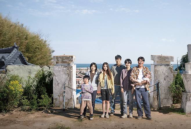 영화 《브로커》 포스터ⓒCJ ENM 제공