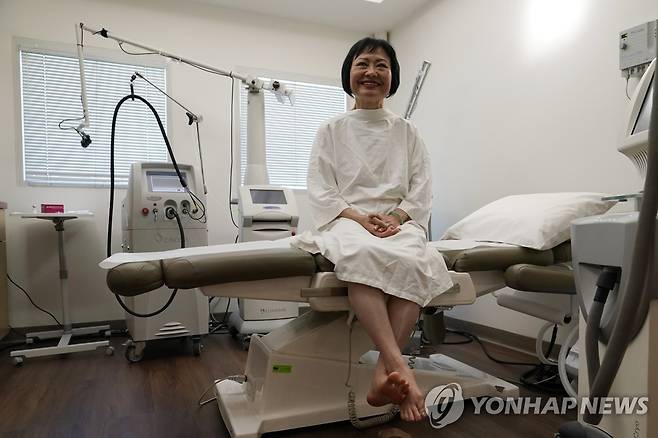 50년 전 네이팜탄 폭격으로 입은 화상 치료를 끝마친 판티 낌푹 [AP 연합뉴스 자료사진. 재판매 및 DB 금지]