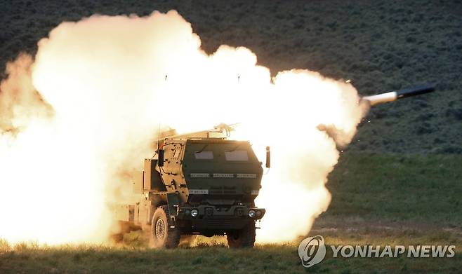 발사시연중인 고속기동포병로켓시스템(HIMARS·하이마스) [AP=연합뉴스 자료사진. 재판매 및 DB 금지]