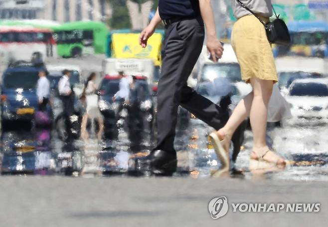 불판 위를 걷는 사람들 [연합뉴스 자료사진]