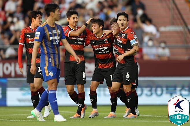 골 넣고 동료와 기쁨 나누는 김승대 [한국프로축구연맹 제공. 재판매 및 DB 금지]