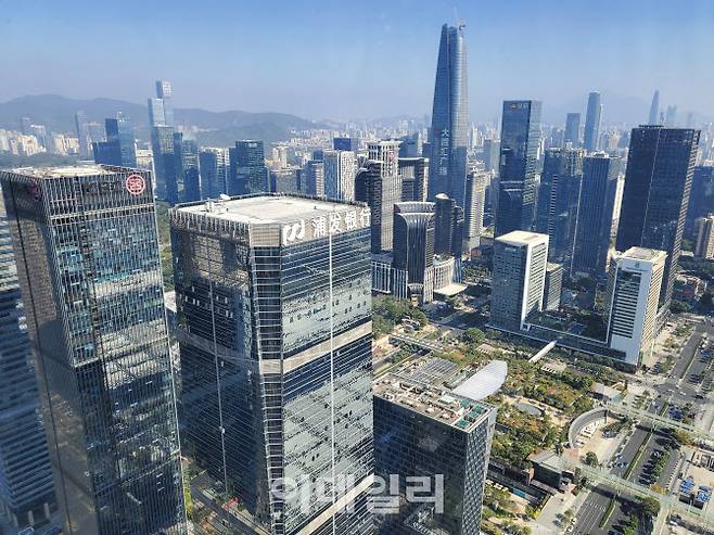 중국에서 가장 부동산이 비싼 도시 중 하나인 선전의 고층 빌딩. 사진=신정은 기자