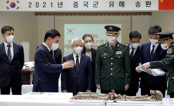 지난 해 9월 1일 인천 육군부대 유해 임시안치소에서 진행된 2021년 중국군 유해 입관식에서 중국 관계자들에게 유해발굴 및 감식 과정을 설명하고 있다. (사진=국방부)