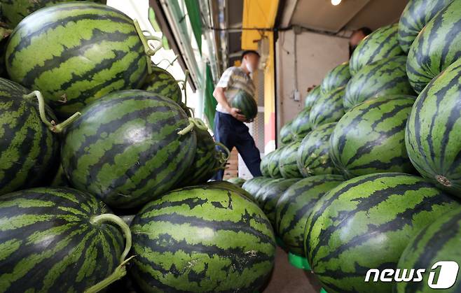 12일 서울 영등포구 영등포청과시장에서 상회 관계자들이 시민들에게 판매할 수박을 옮기고 있다. 2022.6.12/뉴스1 © News1 장수영 기자